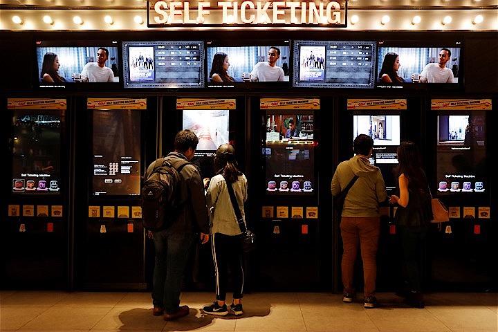 韓国の最大の映画チェーンCGVは海外進出し、中国、ベトナム、インドネシア、ミャンマー、アメリカへ展開。写真はインドネシアのジャカルタ店。Willy Kurniawan - REUTERS