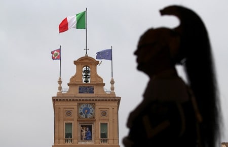 ５月２９日、イタリア銀行（中央銀行）のビスコ総裁は同国の政局混迷が深まる中、市場でイタリアに対する信任が失墜の「瀬戸際」にあると警鐘を鳴らした。写真は同日、ローマで（２０１８年　ロイター/Alessandro Bianchi）