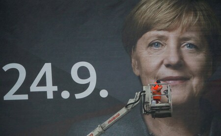 　９月１４日、２４日に予定されるドイツ連邦議会選挙はメルケル首相率いるキリスト教民主同盟（ＣＤＵ）の勝利がほぼ確実視されているが、重要なのはどの政党と連立を組むか、また連立工作にどの程度の時間を要するかだ。写真はメルケル首相の巨大選挙ポスター。１４日、独デュースブルクで撮影（２０１７年　ロイター/Wolfgang Rattay）