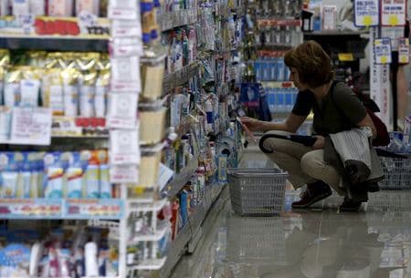 　５月２８日、４月の商業動態統計速報によると、小売業販売額は前年比では５．０％増と高い伸びとなったが、前月比では０．４％増の微増にとどまった。都内で５月撮影（２０１５年　ロイター/YUYA SHINO）