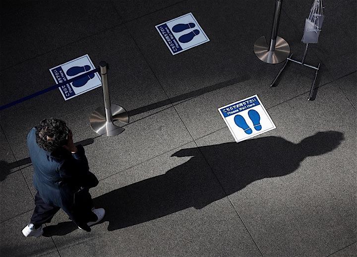 東京都は28日、都内で新たに新型コロナウイルス陽性者が確認されたと発表した。写真は都内で。ロイター / Issei Kato