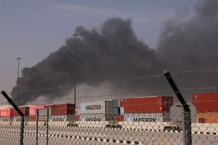 米国とイスラエルによるイラン攻撃後に立ち上る煙。３月１日、アラブ首長国連邦で撮影（２０２６年　ロイター／Amr Alfiky/File Photo）