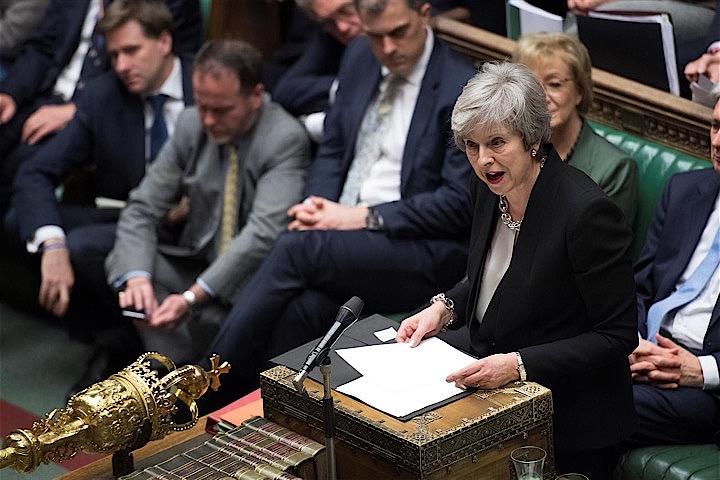 英議会は、ＥＵ離脱に関する複数の修正案を採決し、アイルランドとの国境問題に関するバックストップ（安全策）を代替措置に置き換えることを求める案を賛成多数で可決した。写真はメイ首相。ロンドンで撮影。提供写真（２０１９年　ロイターUK Parliament/Jessica Taylor/Handout via REUTER）