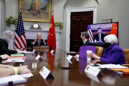 米国のサリバン大統領補佐官（国家安全保障担当）は１６日、 米中首脳が１５日に行なったオンライン会談でイラン核合意を巡る見解の調整について協議したと明らかにした。写真はオンライン会談の様子。１５日、ホワイトハウスで撮影（２０２１年　ロイター／Jonathan Ernst）