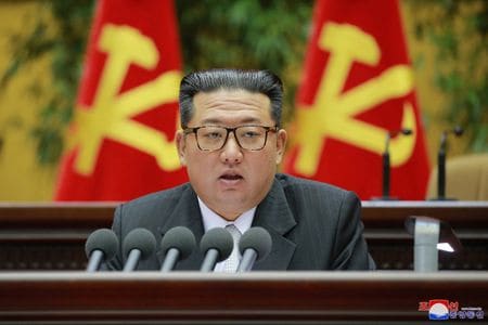 北朝鮮の金正恩朝鮮労働党総書記（写真）は、同国が「最悪の困難」に直面する中、自立という党の思想に対する国民の支持を高めるために宣伝活動を強化するよう求めた。３月１日、ＫＣＮＡが公開（２０２２年　KCNA via REUTERS）