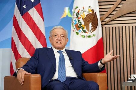 　１２月２２日、メキシコのロペスオブラドール大統領（写真）は定例会見で、大量の移民希望者への米国の対応を支援する措置を強化すると述べた。写真はカリフォルニア州サンフランシスコで１１月撮影（２０２３　ロイター／Kevin Lamarque）