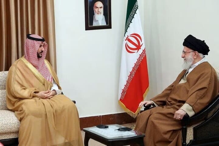 ５月３０日、サウジアラビアのハリド国防相は先月イランを訪問し、政府高官らに対し、イスラエルとの軍事衝突を回避するため、核問題解決に向けたトランプ米大統領の提案を真剣に検討するよう促した。写真は４月、テヘランでイランの最高指導者ハメネイ師と会談するハリド国防相（２０２５年　ロイター／Office of the Iranian Supreme Leader/WANA）