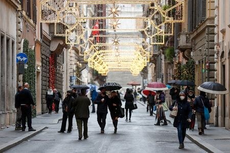 　１２月１４日、イタリア政府はクリスマスから年始にかけて、全国的な外出制限の強化を検討している。新型コロナウイルス感染が急拡大するとの懸念が背景にある。写真は２日、ローマで撮影（２０２０年　ロイター/Yara Nardi）
