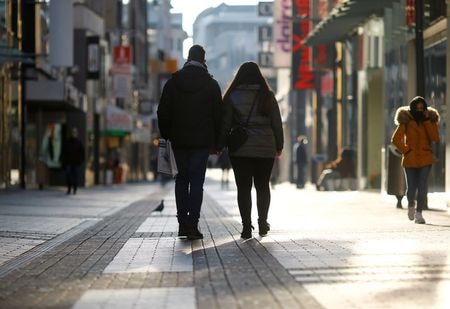 　２月１５日、ドイツ経済省は、新型コロナウイルス感染抑制に向けたロックダウン（都市封鎖）の延長および強化が、引き続き第１・四半期も独経済の重しになるとの見方を示した。写真はロックダウン中のケルンのショッピング街。昨年１２月撮影（２０２１年　ロイター／Thilo Schmuelgen）