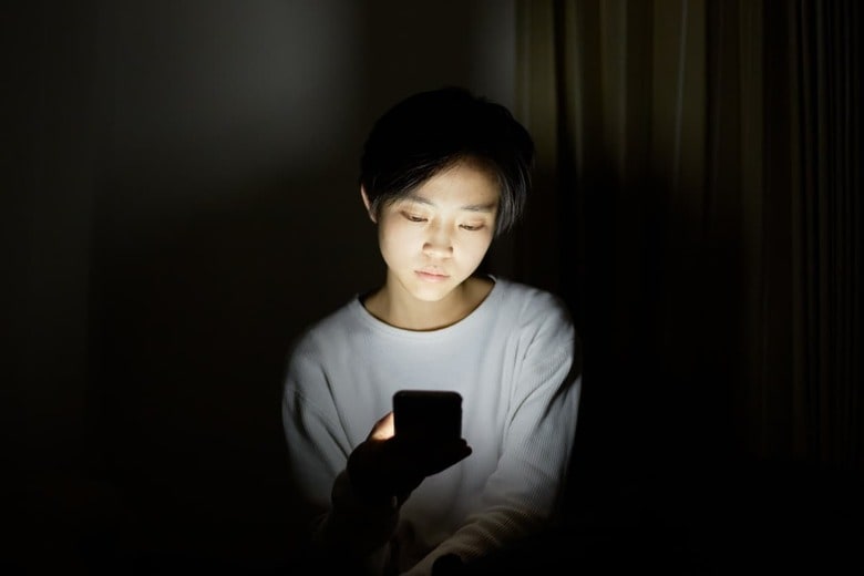 スマホ依存による脳過労は、さまざまな身体の不調を誘発するという。　＊写真はイメージです　Yuji_Karaki - iStockphoto