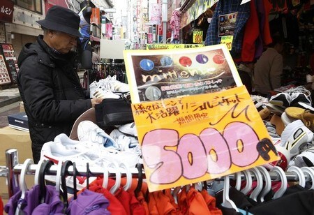 　４月５日、日銀が発表した３月の「生活意識に関するアンケート調査」（第７３回）によると、１年後の物価について「上がる」との回答が７３．９％となり、前回の昨年１２月調査の７５．６％から低下した。写真は東京アメ横通りの店先。２０１５年２月撮影（２０１８年　ロイター／Yuya Shino）
