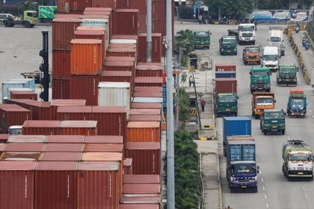　インドネシア統計局が２日発表した４月の貿易黒字は約１億６０００万ドルで、２０２０年４月以来の低水準となった。写真は、ジャカルタにあるタンジュンプリオク港横を走るトラック。２０２３年２月、ジャカルタで撮影（２０２５年　ロイター/Ajeng Dinar Ulfiana）