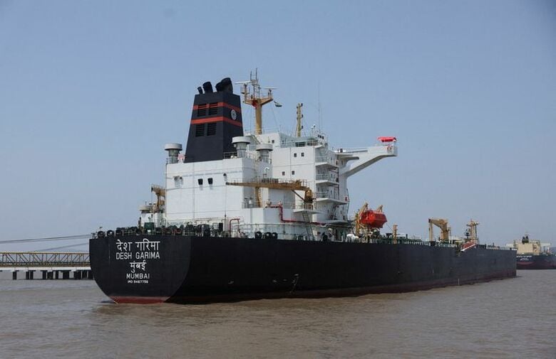 ホルムズ海峡通過後、原油を積み下ろすインド船籍のタンカー。ムンバイで３０日撮影。REUTERS/Francis Mascarenhas/File Photo