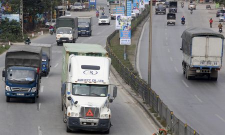 　ベトナムで今年から施行された交通規則の厳格化により、運輸・物流企業の業務が圧迫され、コストが増大していることが４日発表された調査で明らかになった。写真は、ハノイの高速道路。２０１５年１２月、ハノイで撮影（２０２５年　ロイター/Nguyen Huy Kham）