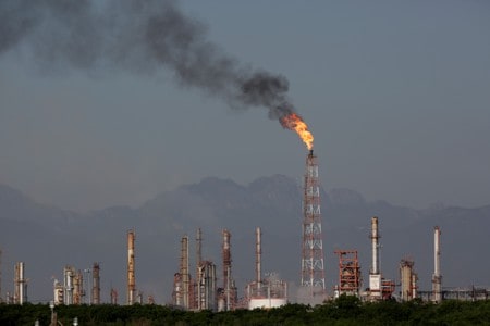 　１８日、米国時間の原油先物は、中国の経済成長を巡る懸念が重しとなり、やや下落した。写真は１０月５日撮影（２０１９年　ロイター/Daniel Becerril）