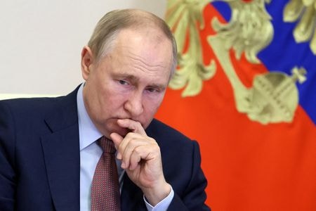 ロシアのプーチン大統領は１５日、西側諸国の制裁に対抗するために新たなパートナーとの貿易関係を拡大すると言明し、中国へのガス輸出急増も含まれると述べた。写真は１２月１５日、モスクワ郊外ノボオガリョボの大統領公邸で戦略開発などを巡るビデオ会議を開くプーチン大統領（２０２２年　ロイター／ Sputnik/Mikhail Metzel/Pool via REUTERS）