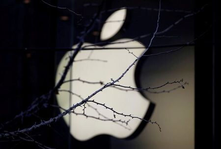 ３月１３日、米アップルが、中国本土にある直営店全４２店舗の営業を再開したことが、同社の中国ウェブサイトで分かった。写真はアップルのロゴ。北京の店舗で２０１８年１２月撮影（２０２０年　ロイター/Jason Lee）