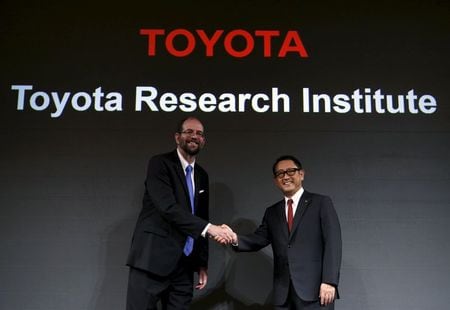 　１１月６日、トヨタ自動車は、人工知能技術の研究開発を手掛ける新会社を米カリフォルニア州シリコンバレーに設立すると発表した。５年間に約１０億ドル（約１２００億円）を投資する計画。握手する豊田章男社長（右）と「トヨタ・リサーチ・インスティテュート（ＴＲＩ）」の最高経営責任者（ＣＥＯ）に就任するギル・プラット氏。写真は都内で撮影。（２０１５年　ロイター/Yuya Shino）