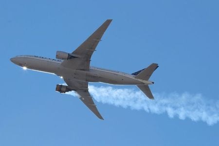 　２月２０日、  米国でコロラド州デンバー発ホノルル行きのユナイテッド航空ボーイング７７７ー２００型機が離陸直後に右側エンジンが故障したため、デンバー国際空港に引き返した。写真はデンバーの空港に引き返すユナイテッド機。エンジンから煙が出ている（２０２１年　ロイター/Hayden Smith/@speedbird5280）