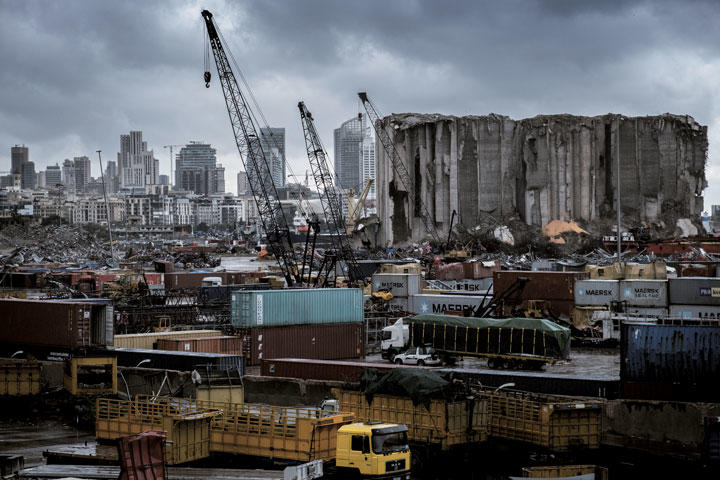 事故は首都ベイルートの港で起きたが、港湾施設や貯蔵庫が爆発のエネルギーを吸収し、市街地への被害拡大を緩和させた