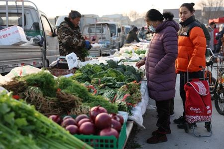 　４月１０日、中国国家統計局が発表した３月の消費者物価指数（ＣＰＩ）は、２カ月連続で下落した。写真は２０２４年１月、北京市内の露天市場で撮影（２０２５年　ロイター/Florence Lo）