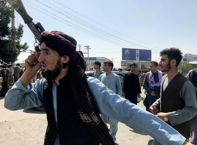独放送局ドイチェ・ウェレは、イスラム主義組織タリバンの兵士がドイチェ・ウェレの記者の親族の1人を射殺し、もう1人に重傷を負わせたと発表した。写真はタリバンの兵士。8月16日、カブールの空港周辺で撮影（2021年　ロイター／Stringer）