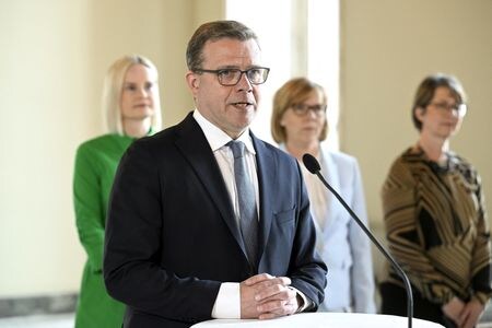 ６月１５日、４月のフィンランド議会選で第１党となった穏健保守の国民連合のペッテリ・オルポ党首（写真）は、欧州連合（ＥＵ）懐疑派で反移民のフィン人党や他の２つの政党との連立政権樹立のための政策協定に合意したと明らかにした。ヘルシンキで４月撮影（２０２３年　ロイター/Lehtikuva/Heikki Saukkomaa）