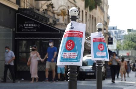 ８月１３日、ロイターの集計によると、新型コロナウイルスの感染者は世界全体で２０７３万人を超え、死者は７４万９８７１人となった。写真はパリで撮影（２０２０年　ロイター/Charles Platiau）