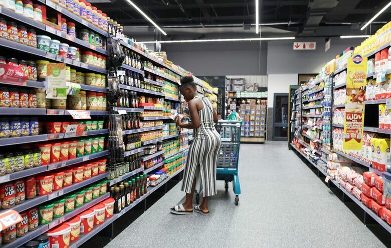 スーパーマーケットの食料品売り場。3月8日、南アフリカのサンドトンで撮影。REUTERS/Siphiwe Sibeko