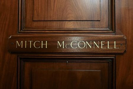 米上院共和党トップのマコネル院内総務（８１）が公の場で沈黙したことを巡り、議会の医師は、同氏が予定通りのスケジュールをこなすことに医学的な問題はないとの見解を示した。ワシントンで撮影（２０２３年　ロイター/Kevin Wurm）