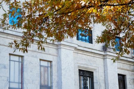 　１１月１９日　米連邦準備理事会（ＦＲＢ）は１８日、銀行監督に関する「大幅な変更」方針を明らかにした。写真はＦＲＢの建物。１４日、米ワシントンで撮影（２０２５年　ロイター／Elizabeth Frantz）