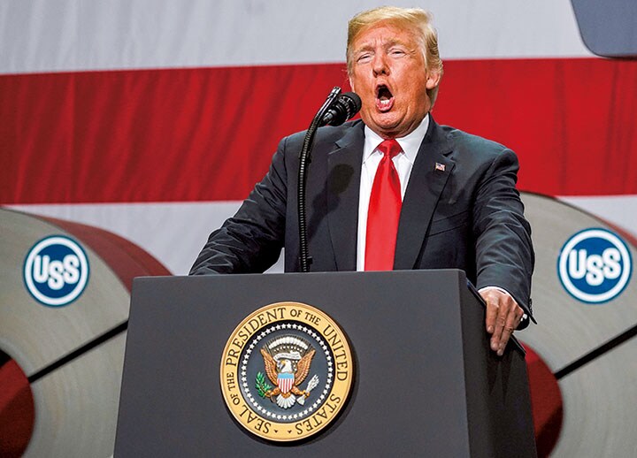 今年5月、トランプはイラン核合意からの離脱を表明した（写真は7月）　Joshua Roberts-REUTERS