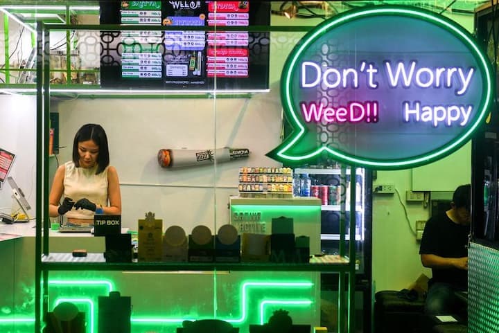 タイのチョンラナン保健相はロイターとのインタビューで、娯楽目的の大麻使用を年末までに禁止する方針を示した。資料写真、２０２３年3月、バンコク市内の大麻ショップ（２０２４年　ロイター／Chalinee Thirasupa）