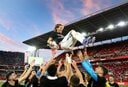 【CROATIA】 クロアチア代表として200試合出場を達成し、チームメイトから胴上げで祝福される40歳のルカ・モドリッチ。男子では史上4人目の快挙だ（6月23日）　Ezra ShawーFIFA／Getty Images