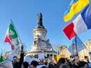 パリの空にひるがえるウクライナ国旗と反戦デモ　はじめてのデモ集会での涙