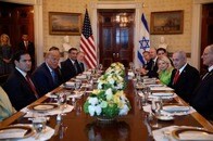 私的会談で再接近するトランプとネタニヤフ...ガザ停戦交渉に影響か