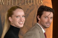 【写真】股間を「花」で隠しただけ...シュワルツェネッガー長男と婚約者、そろって「ほぼ裸」で下着広告に