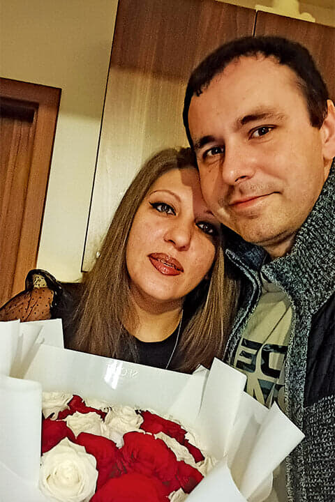 米入国の支援者を探し続けたが、見つかったのは詐欺師ばかりだったと嘆くアントノフ夫妻