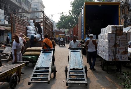 インド政府は２２日、今年度（２０２４年４月－２５年３月）の国内総生産（ＧＤＰ）成長率が６．５─７．０％になるとの見通しを公表した。写真はインドのデリー。（２０２４年　ロイター/Priyanshu Singh）