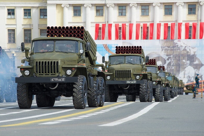 戦勝記念パレードのリハーサルで大通りを徐行するBM-21（2015年5月、サンクトペテルブルク）　Karasev Viktor-Shutterstock