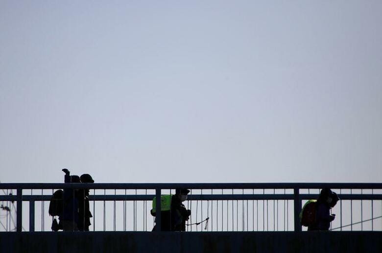 日経新聞などによると、新型コロナウイルスの感染拡大を受け、東京都が、４月の新学期から再開させる予定だった都立学校について、休校措置を延長する方向で調整している。写真は２月２８日、登校する子供たち。都内で撮影（２０２０年　ロイター／Issei Kato）