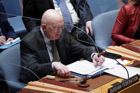 ロシアのネベンジア国連大使は１５日、ロシアはウクライナの人道的状況について独自の決議案を提示すると発表した。２月２７日撮影（２０２２年　ロイター/David \'Dee\' Delgado）