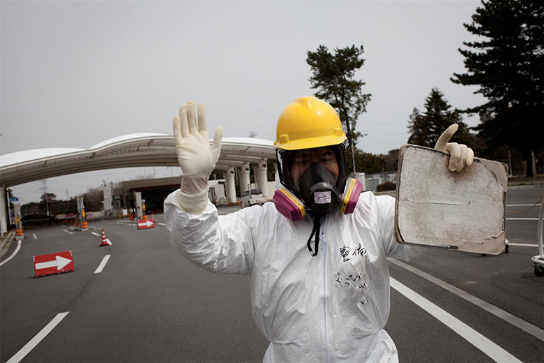 事故からちょうど１カ月後に福島第一原発の入り口前で警備にあたる従業員（2011年4月11日、撮影：郡山総一郎）
