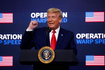 　米テキサス州のパクストン司法長官（共和）が大統領選の手続きに不当な変更を加えたとして激戦４州を連邦最高裁に提訴した裁判に、他１７州が９日、追随する方針を表明した。写真はトランプ大統領。８日撮影（２０２０年　ロイター/TOM BRENNER）
