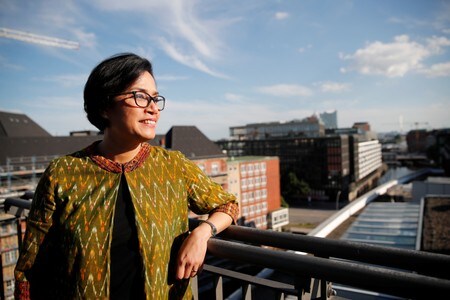 　１０月２２日、インドネシアのスリ・ムルヤニ財務相（写真）は、ジョコ大統領から留任を要請されたことを明らかにした。２期目に入ったジョコ大統領は閣僚の人選を進めており、全閣僚名簿は２３日に発表される見通し。２０１７年７月撮影（２０１９年　ロイター/Wolfgang Rattay）