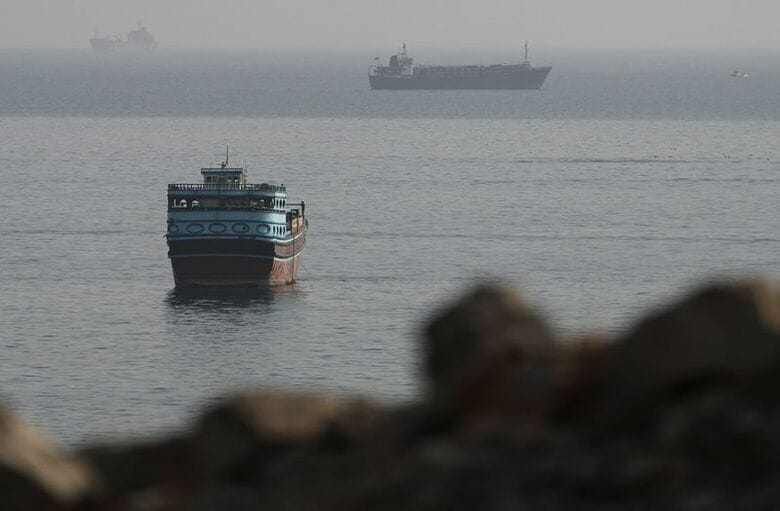 オマーンから臨むホルムズ海峡、3日撮影 REUTERS/Stringer