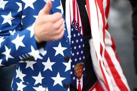 ＪＰモルガンは２６日、調査リポートで、トランプ大統領が大統領選で「順当に勝利」した場合、Ｓ＆Ｐ総合５００種指数<.SPX>は足元の３４００ポイント台から３９００ポイントに上昇する見込みとした上で、そうしたシナリオが株式市場にとって最も望ましいとの見方を示した。写真はペンシルベニア州で撮影（２０２０年　ロイター/Hannah McKay）