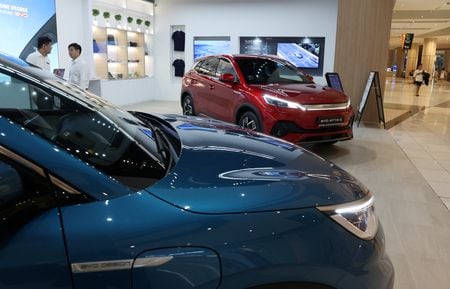 　１１月１４日、調査会社ロー・モーションによると、電気自動車（ＥＶ）販売は世界的に好調が続いており、中国では補助金が終了したにもかかわらず１０月に過去最高の月間販売台数を記録した。写真はシンガポールの店舗に展示されたBYDの電気自動車。９月撮影（２０２３年　ロイター/Edgar Su）