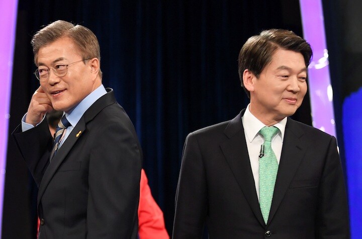 「共に民主党」の文在寅（左）と、「国民の党」の安哲秀（右）REUTERS/Kim Min-hee