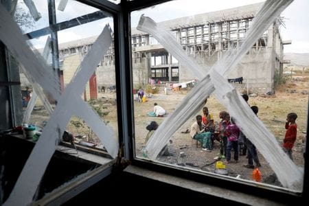 　国連などが行った食料事情に関する調査によると、エチオピア北部にある紛争地帯ティグレ州では、推計３５万人が飢餓状態にある。ロイターが国連の内部文書を確認した。写真は紛争で家を失った人々の一時的な避難所となったティグレ州シャイアのアクスム大学キャンパス。３月撮影（２０２１年　ロイター/Baz Ratner）